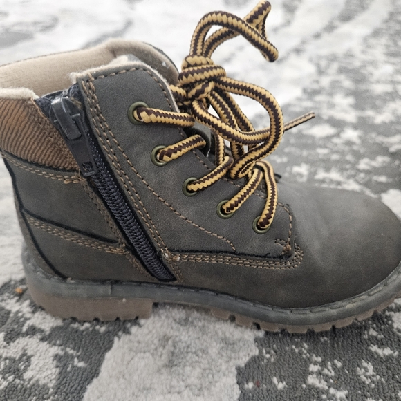 Brown boots with zipper - Picture 2 of 3